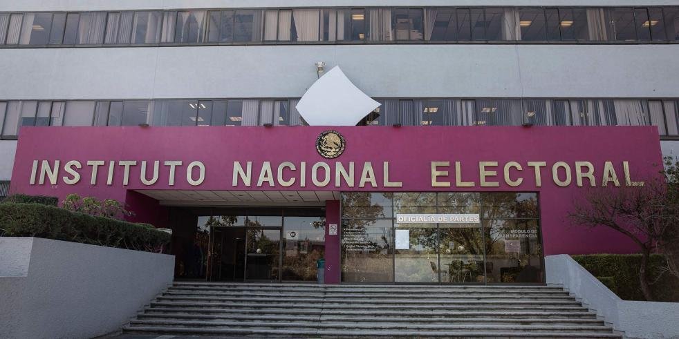 Morena exige al INE que deje de poner obstáculos a la Consulta para juzgar a ex presidentes